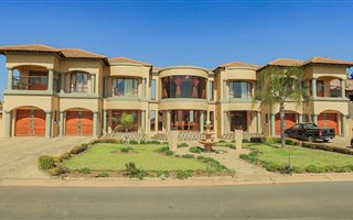 7 Bedroom House in Pebble Rock
