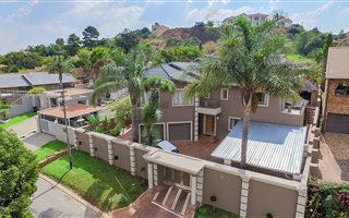 7 Bedroom House in Oakdene