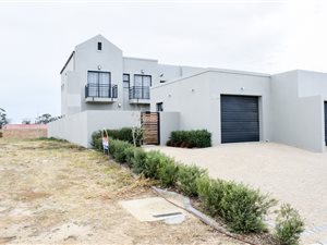 3 Bed House in Kelderhof Country Village