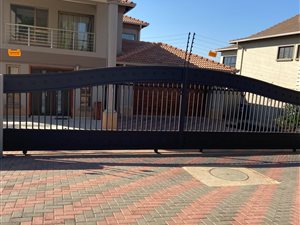 4 Bed House in Pebble Rock