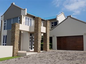 4 Bedroom House in Bankenveld