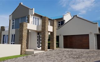 4 Bedroom House in Bankenveld