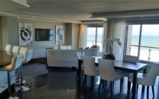 4 Bedroom House in Bloubergstrand