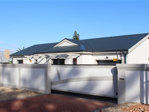 3 Bed House in Van Riebeeck Park