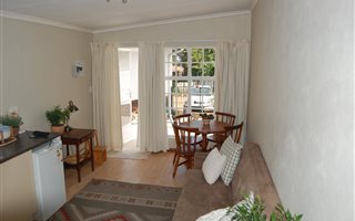 1 Bedroom Garden Cottage in Bordeaux