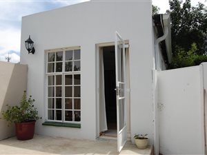 1 Bedroom Garden Cottage in Bordeaux