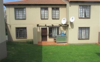 2 Bedroom Flat in Roodepoort West