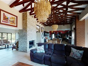 6 Bed House in Leeuwfontein Estate