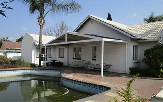 6 Bedroom House in Queenswood
