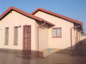 3 Bedroom House in Motsu