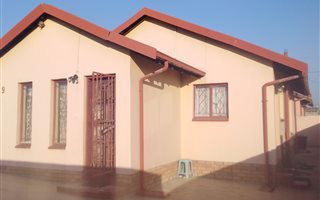 3 Bedroom House in Motsu
