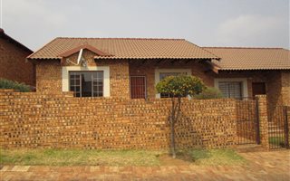 2 Bedroom Townhouse in Wilgeheuwel