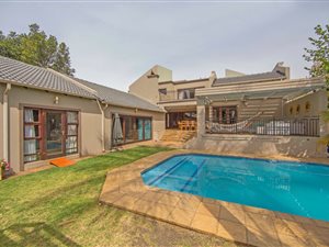 6 Bed House in Fourways Gardens