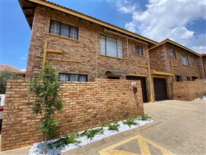 3 Bed Townhouse in Ruimsig