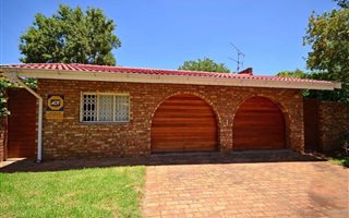3 Bedroom House in Kensington B