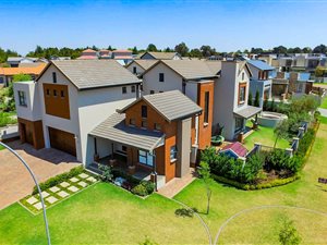6 Bed House in Midstream Hill
