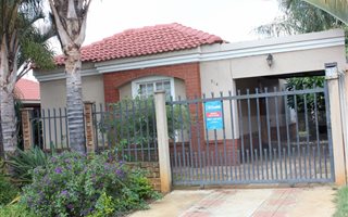 2 Bedroom House in Eloffsdal