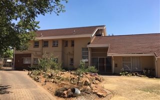 3 Bedroom House in Universitas