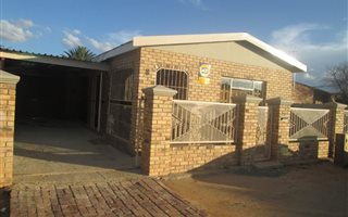 4 Bedroom House in Roodepan