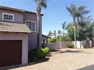 3 Bedroom Townhouse in Ruimsig AH