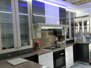 5 Bed House in Longcroft