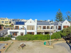 6 Bed House in Bloubergstrand