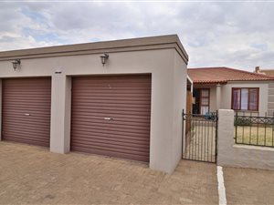 3 Bed Townhouse in Langenhoven Park