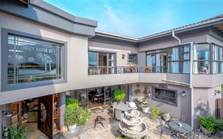 9 Bedroom House in Tinley Manor and surrounds