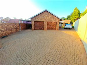 4 Bed House in Montana Park