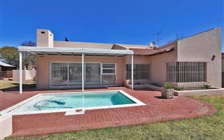 4 Bedroom House in Woodmead Springs