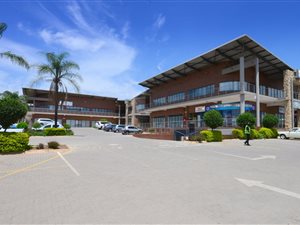1175 m² Office Space in Shere