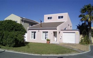 6 Bedroom House in Milnerton Ridge