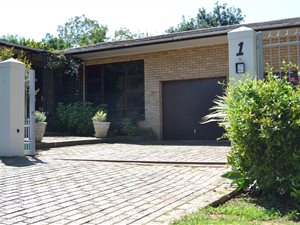 4 Bed House in Onder Papegaaiberg