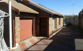 3 Bedroom Townhouse in Olievenhoutbosch