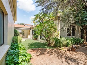 4 Bedroom House in Maroeladal
