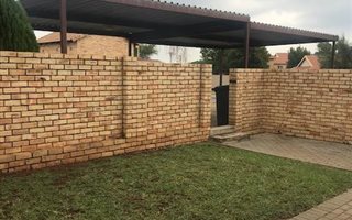 2 Bedroom Simplex in Heuwelsig Estate