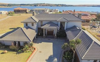6 Bedroom House in Bankenveld