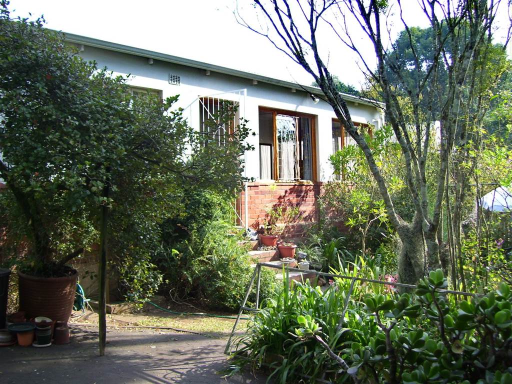 3 Bedroom House in Prestbury photo number 1