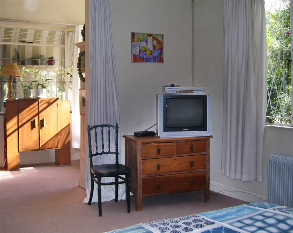 3 Bedroom House in Prestbury photo number 2