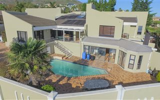 9 Bedroom House in Plattekloof