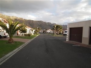 2 Bed Townhouse in Gordons Bay Central