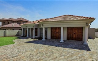5 Bedroom House in Blue Valley Golf Estate
