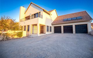 5 Bedroom House in Kosmosdal