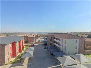 2 Bed Apartment in Rooihuiskraal North