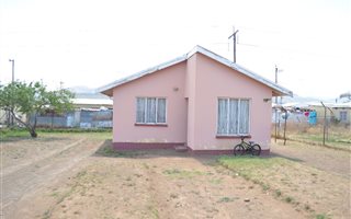2 Bedroom House in Mlungisi