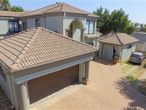 7 Bed House in Isandovale