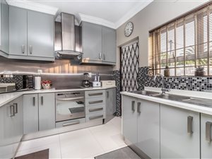 4 Bed House in Zeekoevlei