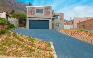 3 Bedroom House in Mountainside