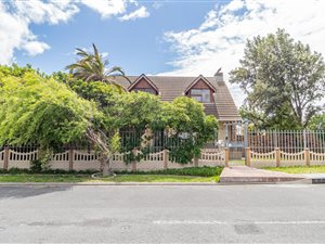 4 Bed House in Grassy Park