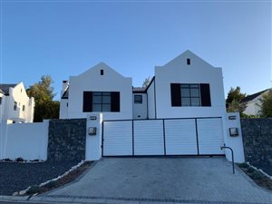 3 Bed House in Somerset West Central